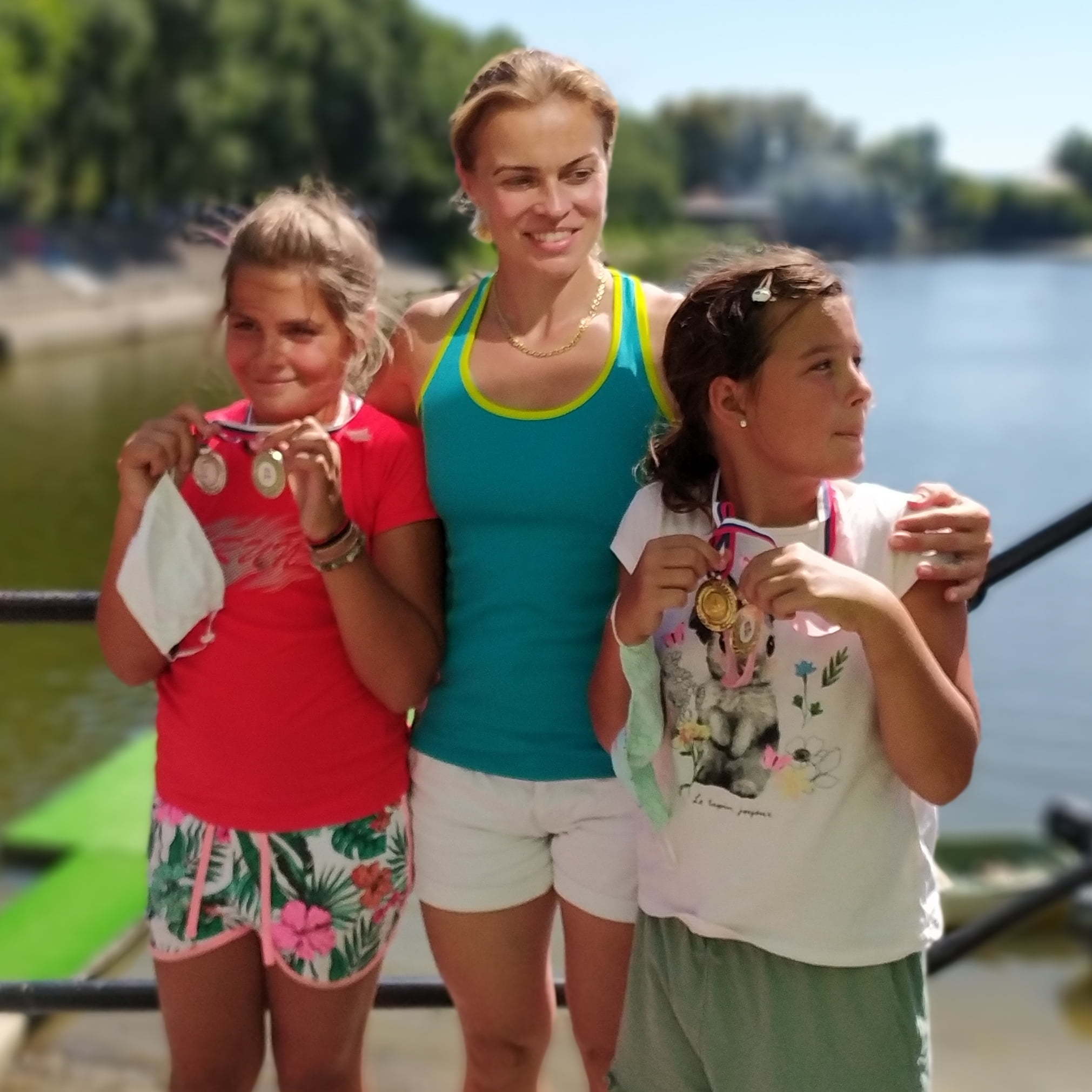 Milica Bosnić levo - srebro, Anastasija Kostić desno - zlato sa trenerom, Antonija Nađ Kosanović