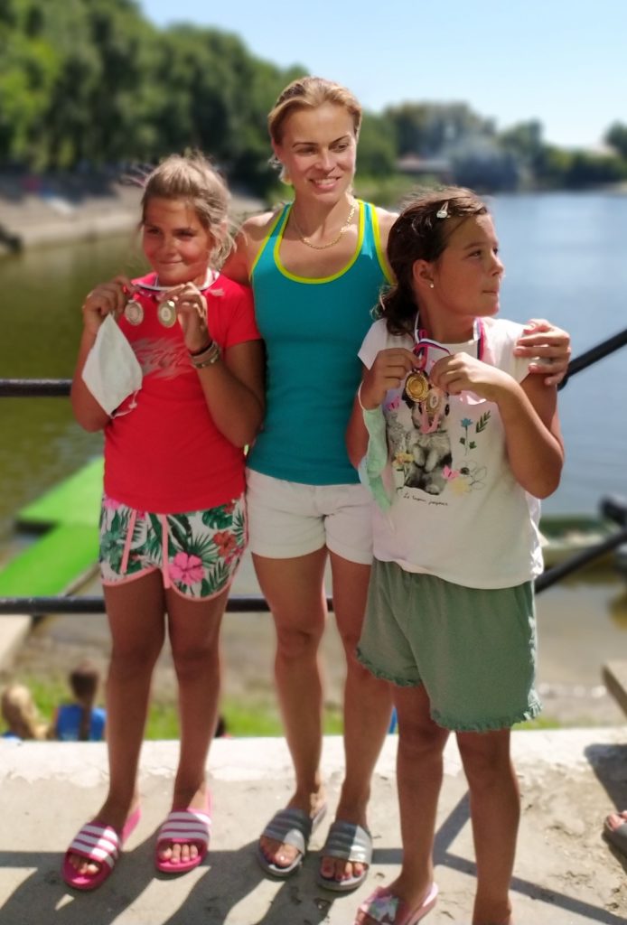 Milica Bosnić levo - srebro, Anastasija Kostić desno - zlato sa trenerom, Antonija Nađ Kosanović